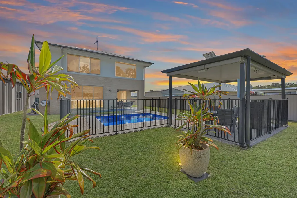 Toogoom 4房  HALF AN ACRE, MAGNESIUM POOL AND A SHED THAT MEANS BUSINESS!