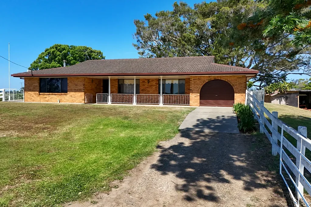 Bellimbopinni 4chambre Spacious Brick Home set on Acres - Close to Mid North Coast's Best Beaches!