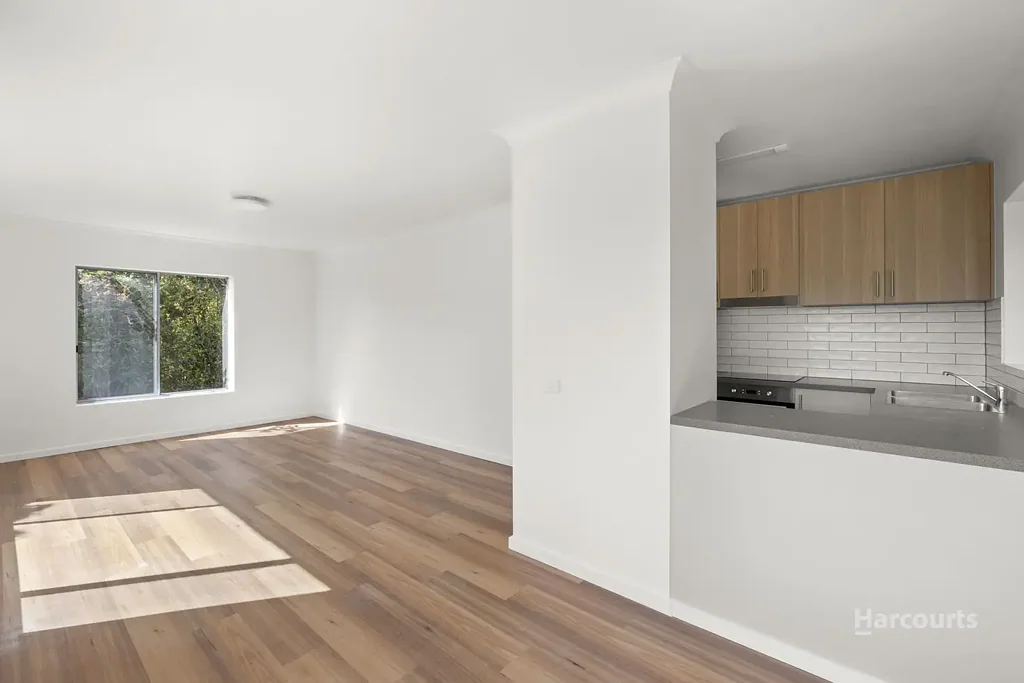 Sandy Bay 2房  Sunlit Sandy Bay Unit with Off Street Parking Leafy Outlook