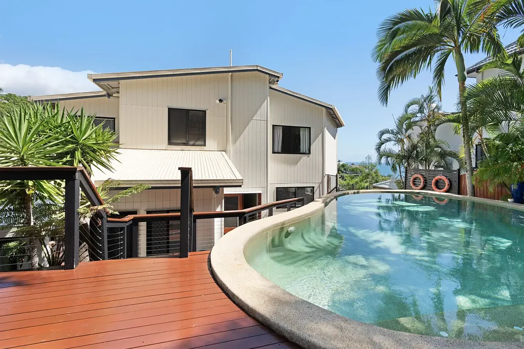 Coolum Beach 3침실 Elevated Retreat Moments from Coolum's Second Bay!