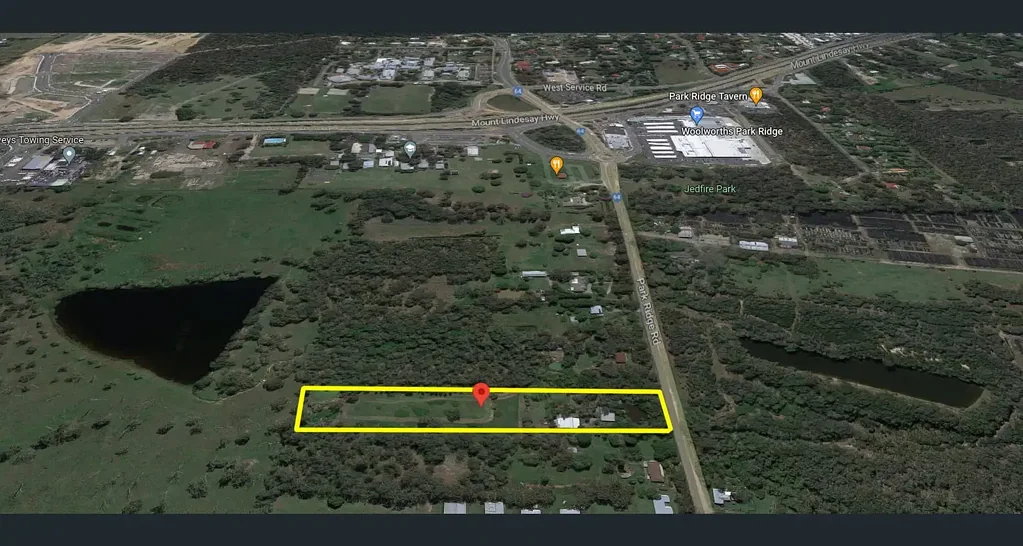 Comfortable 3 bedrooms house in Park Ridge
- Massive land size with a large shed