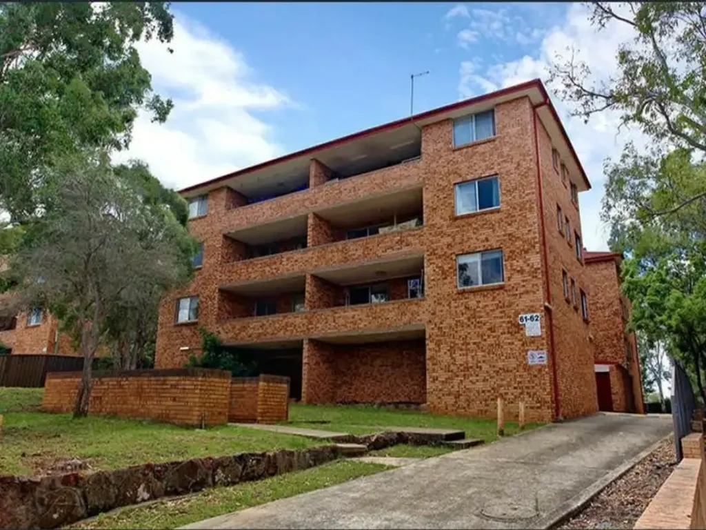 Walking Distance to the Train Station!
