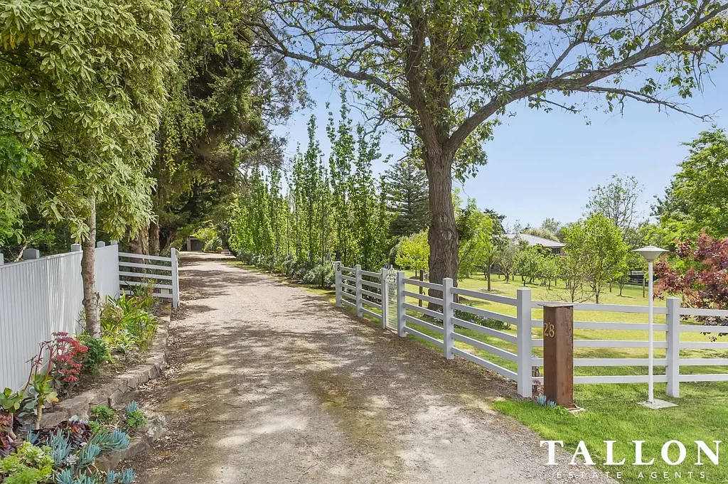 Tyabb 3房 一英亩地块奢居 4047㎡阔地 双车位车库 厨师设计厨房 Western Port Bay景观 蔬菜园花园 Tyabb宁静生活 Leafy Residence with Sweeping Views