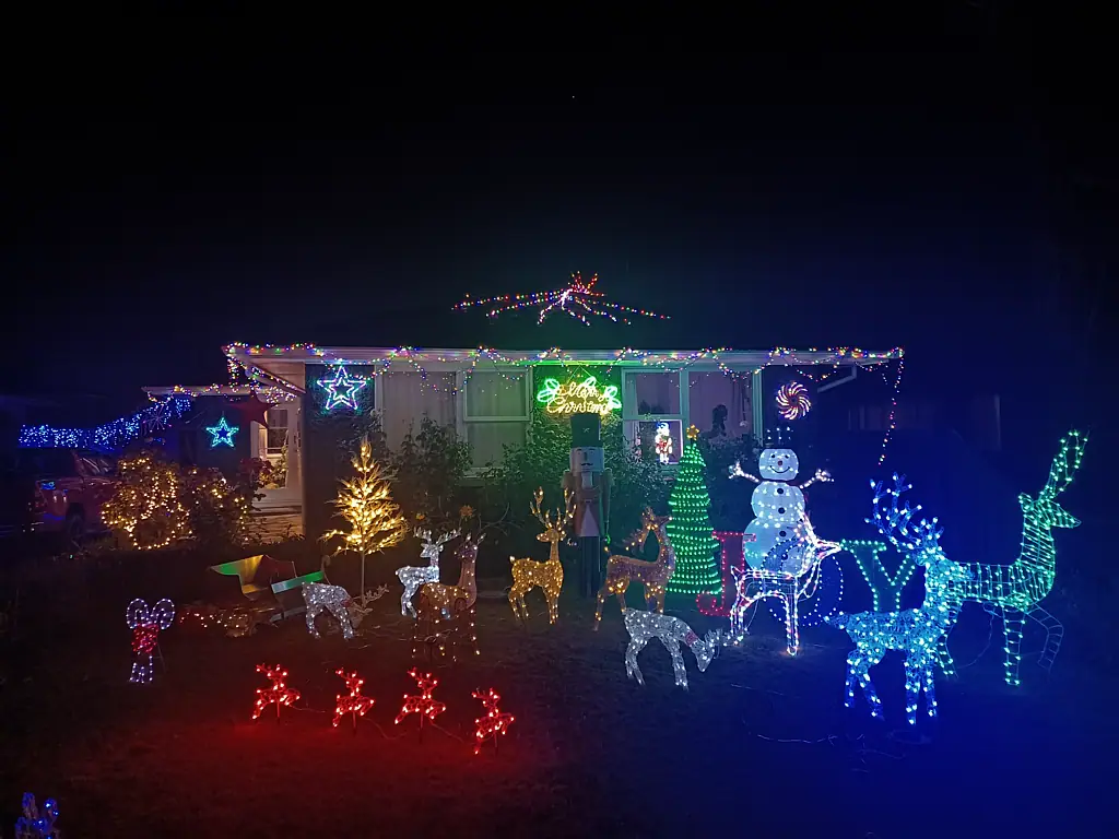 Islington 3Moenga Deck the Halls - Your Festive New Home Awaits!