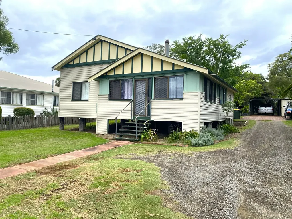 2 BEDROOM + 2 SLEEPOUTS WITHIN WALKING DISTANCE TO TOWN