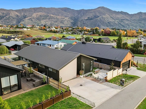 Wanaka 4房  Light-Filled Family Living in a Prime Location