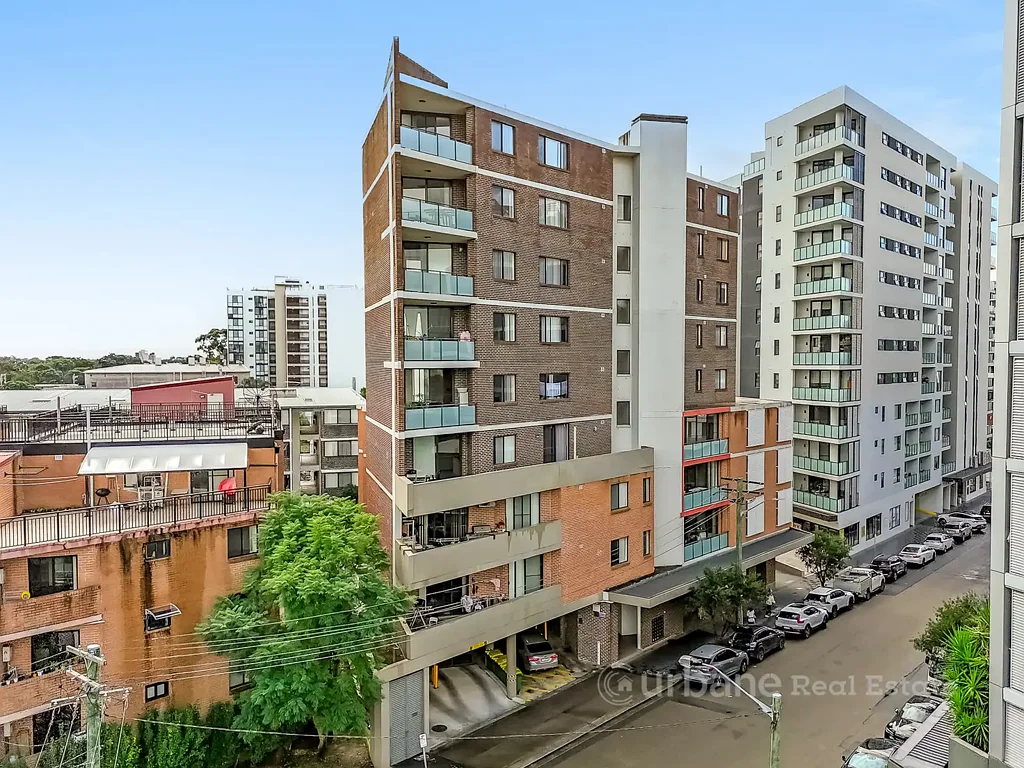 Lidcombe 3 Bedroom Prime Location ~  Walk To Station, Shops, Cafes & Restaurants !!
