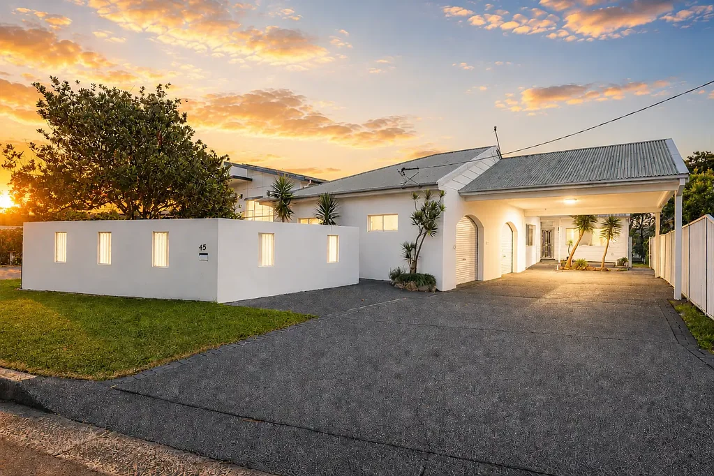 Oak Flats 5房  A Rare Waterfront Offering – Where Lifestyle Meets Opportunity