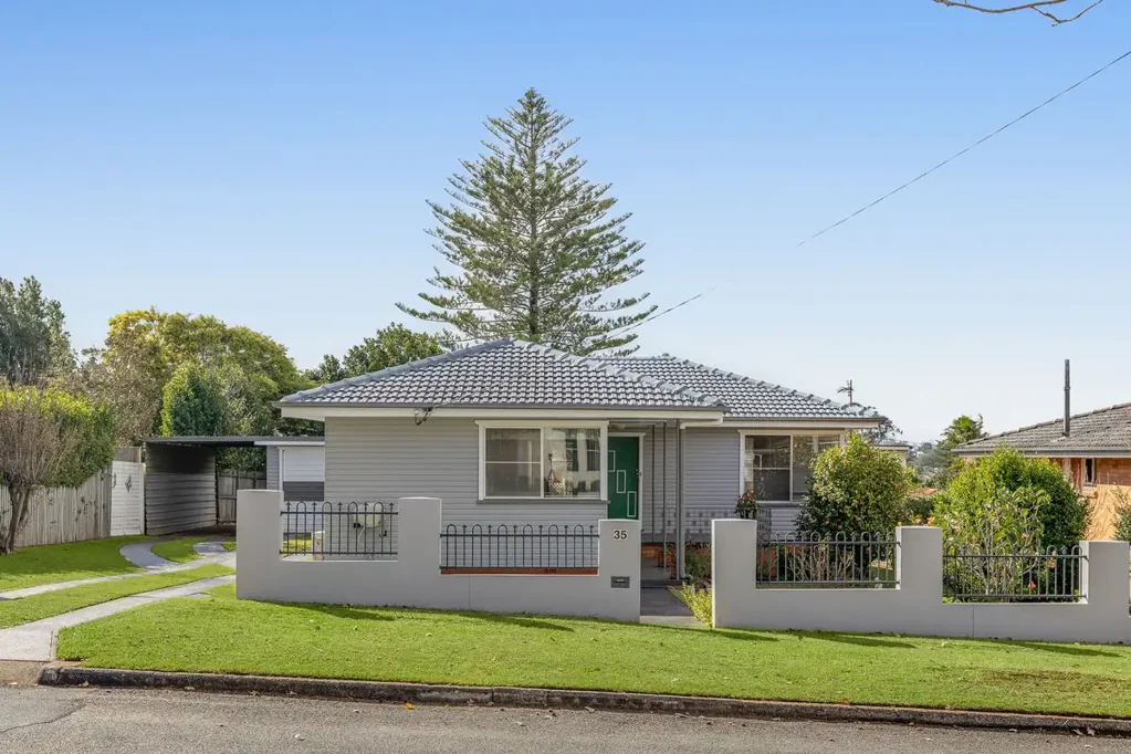 Centenary Heights 3Moenga A cherished family home with panoramic north east views