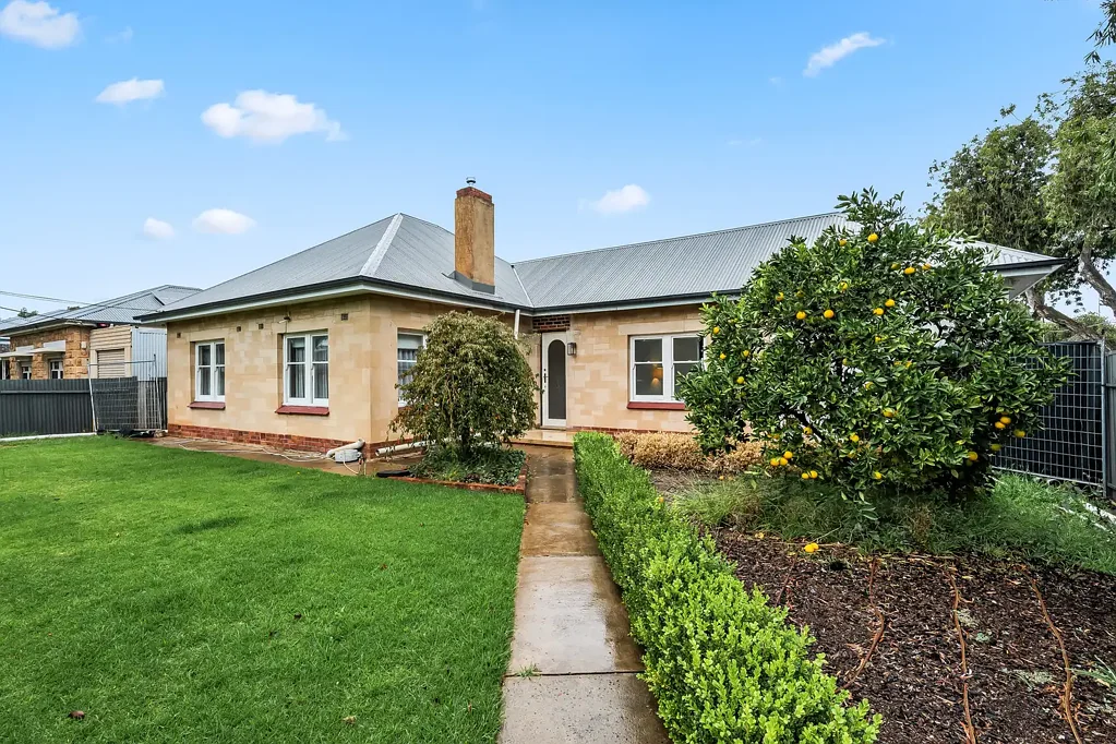 Clarence Gardens 4房  Classic Bones with a Chic Contemporary Remodel.