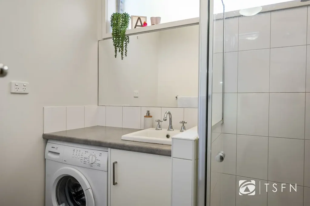 NEATLY PRESENTED 2 BEDROOM UNIT - NEAR STRATHVILLAGE
