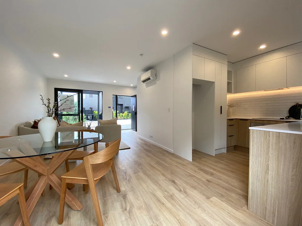 Stonefields 2房  Freehold brand new under $1m