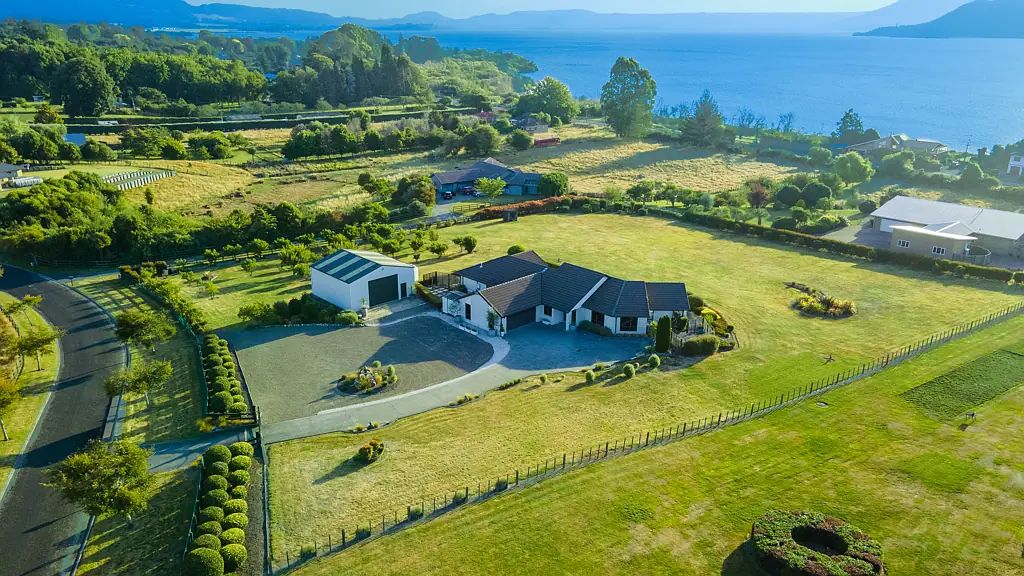 Tikitere 4房  Vendor Relocating! Stunning Lake Views