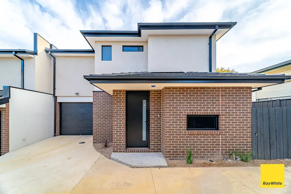 Beautiful Brand New Townhouse In Flora Hill!