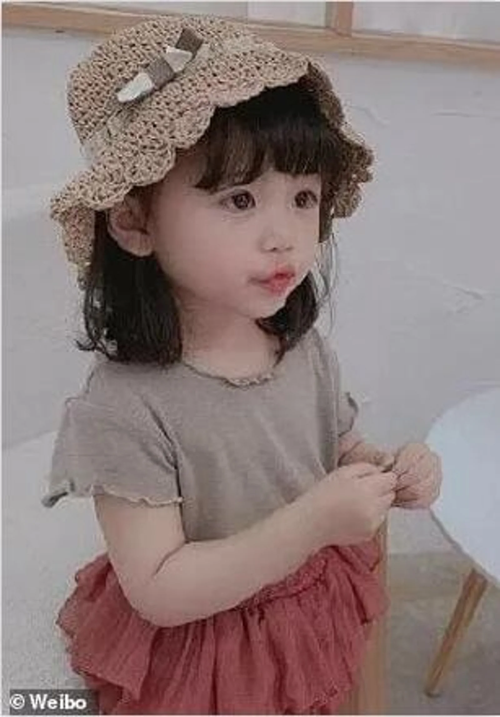惹怒近6亿人！中国3岁女童模遭母亲暴力踢打，1天拍100件，年入50万！而这仅是童模圈的冰山一角...