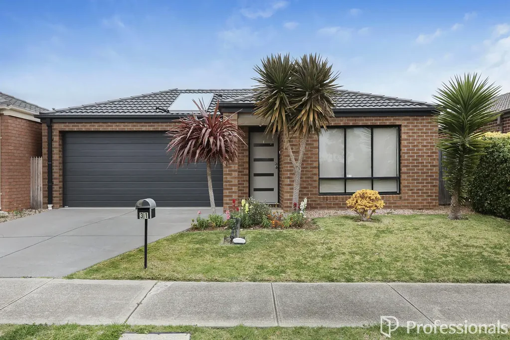 Brookfield 4房 朝北布局自然光 厨房石材台面 双车位车库 邻近学校购物 交通便捷 无忧维护空间 Contemporary Elegance in a Coveted Brookfield Pocket, Over the Road from the Park!