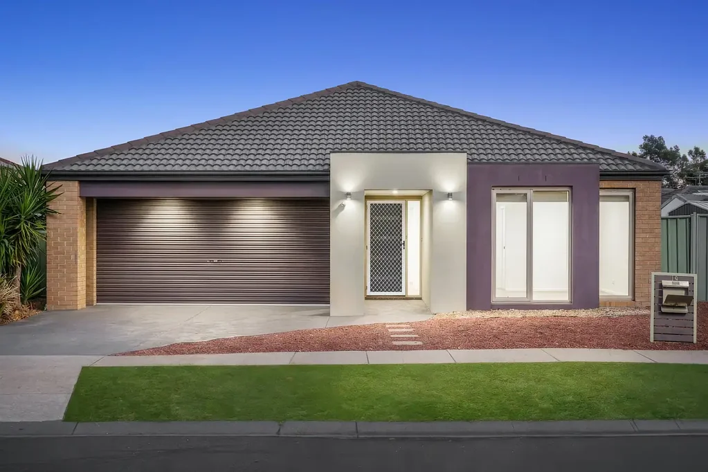 Wyndham Vale 4房 宽敞561平地块 4卧2卫主套房 步入式衣帽间 现代厨房 全年舒适 管道供暖 双车位 步行至学校商圈 North Facing Family Home on  Spacious 561sqm Allotment, Walking distance to Amenities!