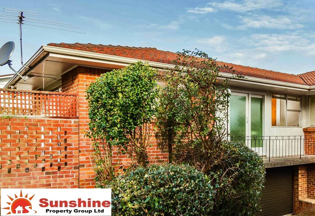 This lovely home is situated on one of the main link roads between Titirangi and New Lynn