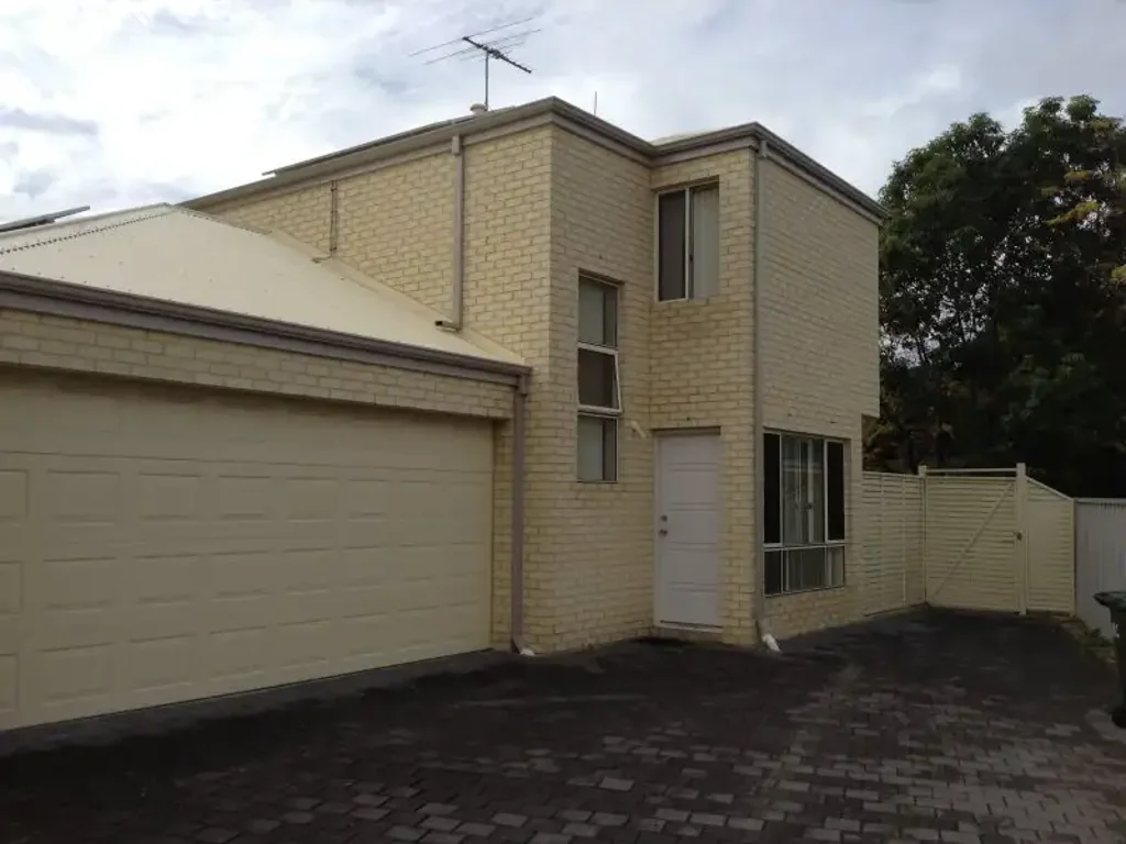 Nice Room. In Beautiful Furnished House. FREE WIFI. WALK TO CURTIN UNI AND AMENITIES