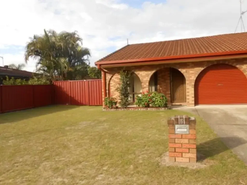 Neat and Tidy 2 Bedroom Duplex with side yard access