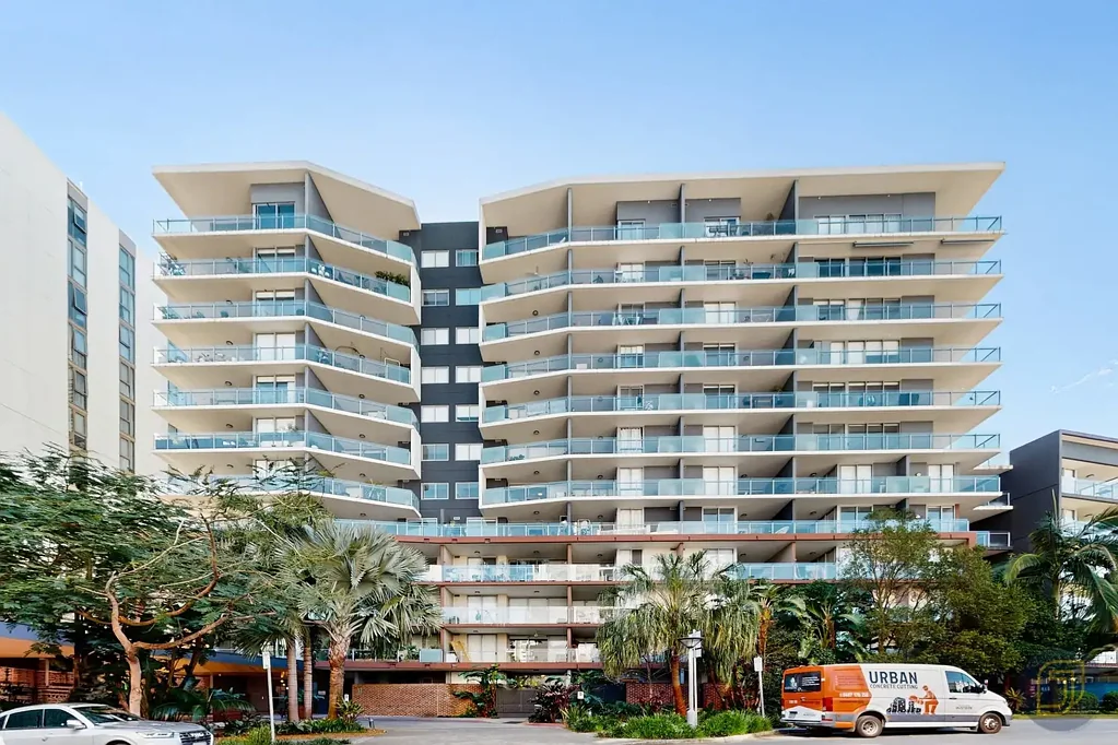 Spacious West End Apartment, within Walking Distance to Shops