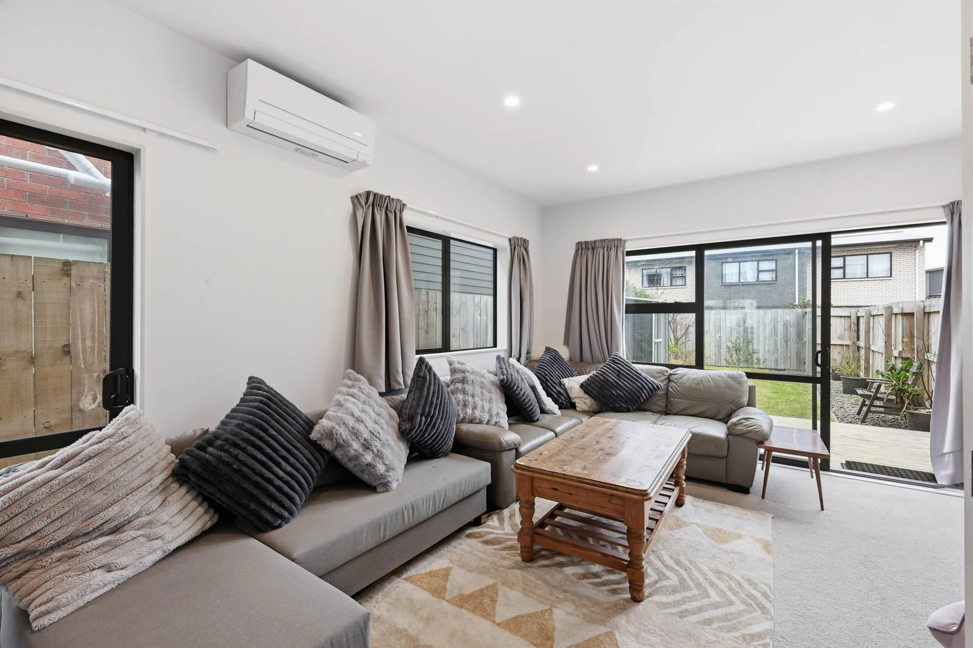 Manukau 2 Slaapkamer Immaculate Modern Home in the Heart of Manukau!