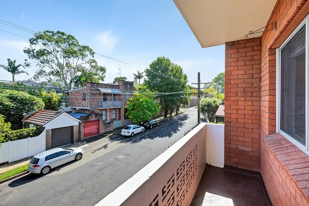 Spacious one-bedroom unit in convenient location