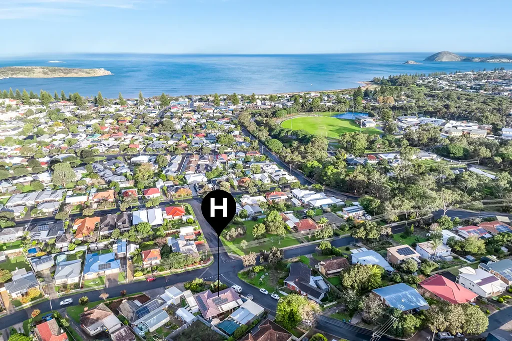 Victor Harbor 4chambre Enviable Position with Outstanding Caravan Storage & Shedding