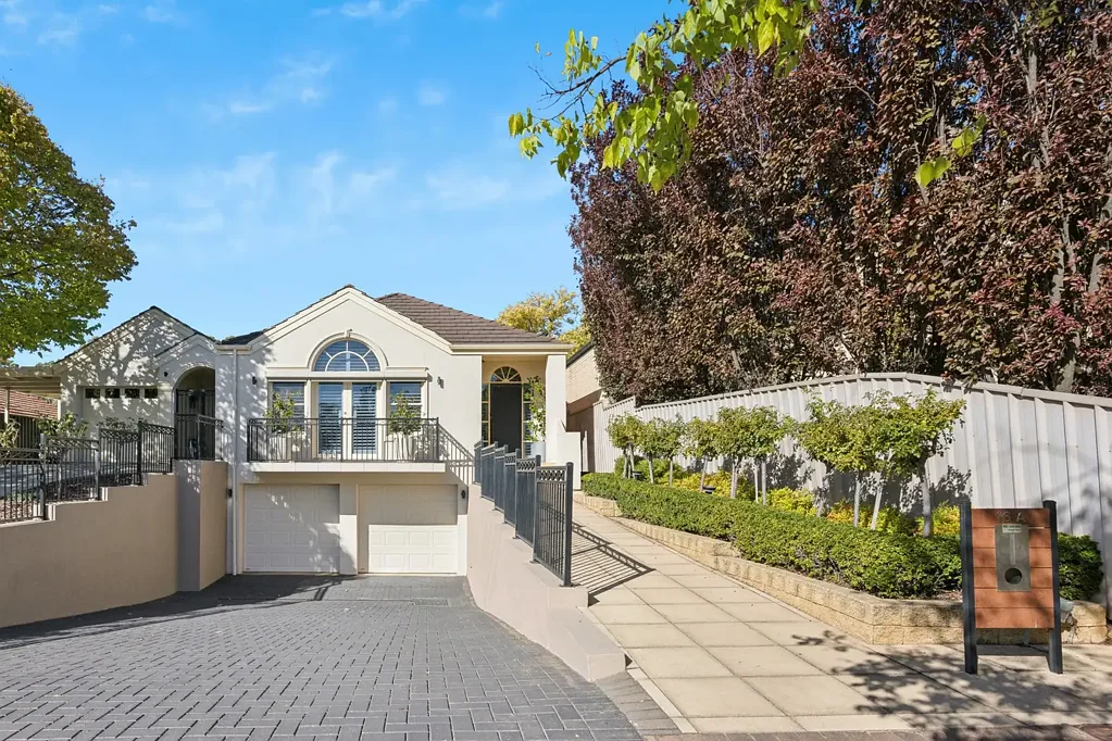 Rosslyn Park 4ਬੈੱਡਰੂਮ Generous home, 4 bedrooms, formal sitting & dining rooms, large family living, 
 & dining area.  An immaculate home. Torrens Titled & No Party Walls