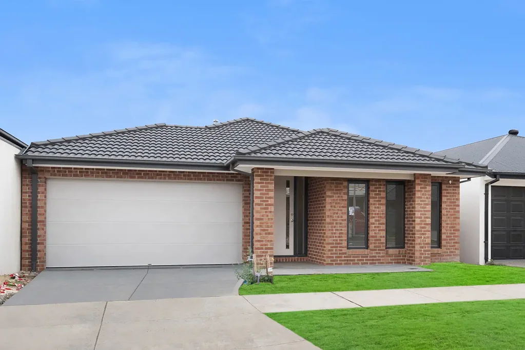 Mickleham 4房 全新Metricon住宅 四卧宽敞套间 主卧带套间 时尚双浴 书房办公 双车位车库 高天花开阔 落地门优雅 开放式厨餐 全年舒适暖空调 专业景观花园 步行学校公园 购物中心便利 STAMP DUTY SAVING | Luxury, Location & Lifestyle