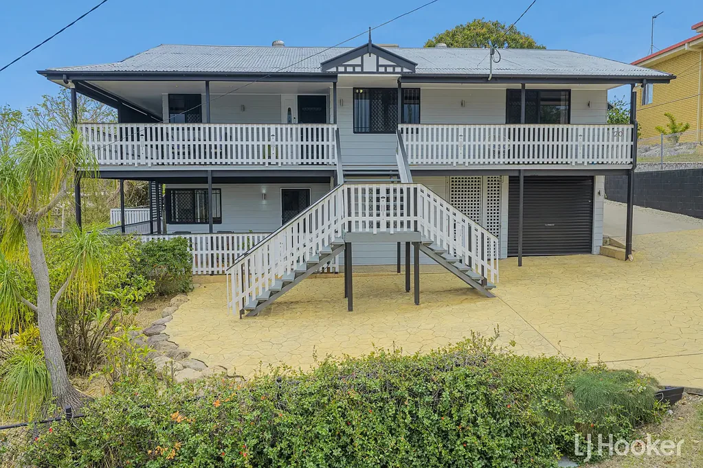 West Gladstone 5ਬੈੱਡਰੂਮ CHARACTER QUEENSLANDER WITH DUAL LIVING & ELEVATED VIEWS