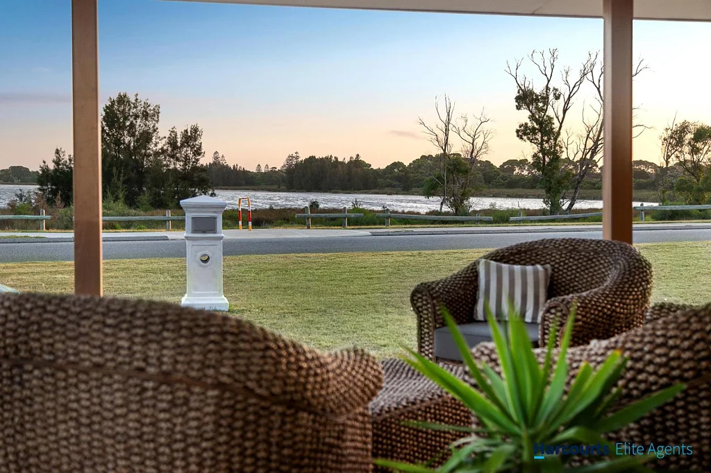 Rockingham 3ห้องนอน Picturesque Lakefront Position with Uninterrupted Water Views