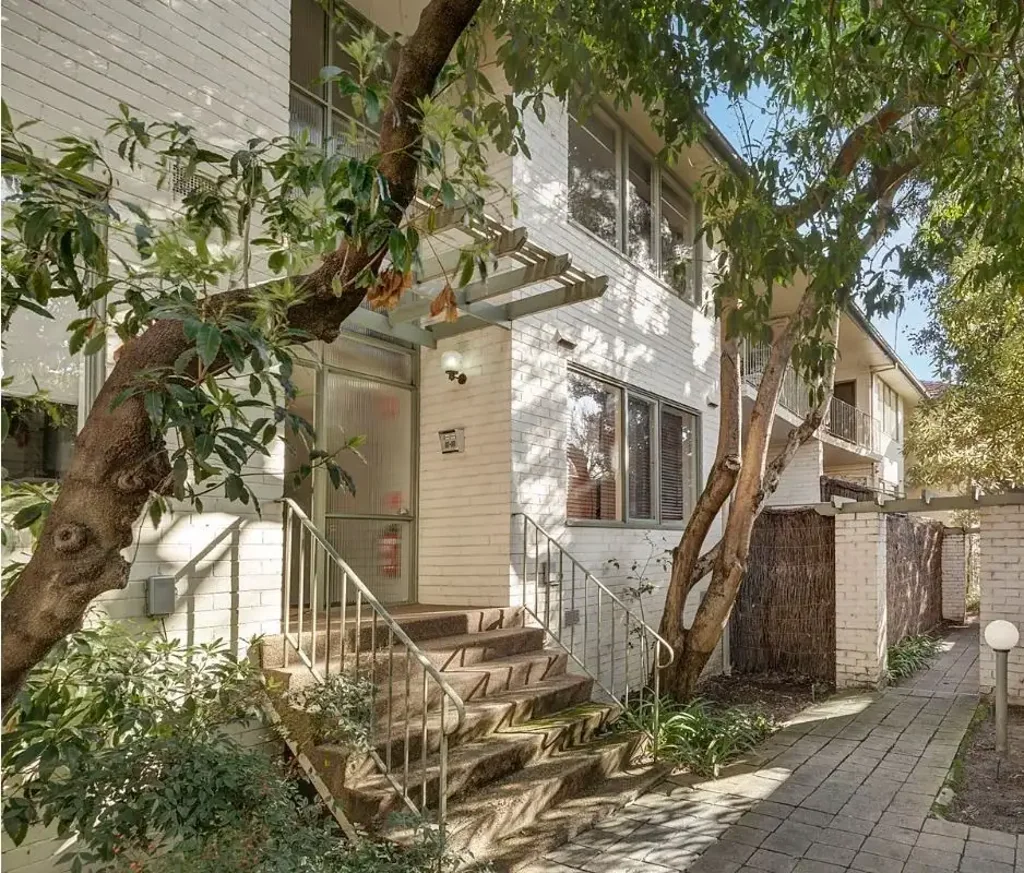 TWO BEDROOM APARTMENT LEAFY OUTLOOK & LARGE DECK!| FLARE REAL ESTATE