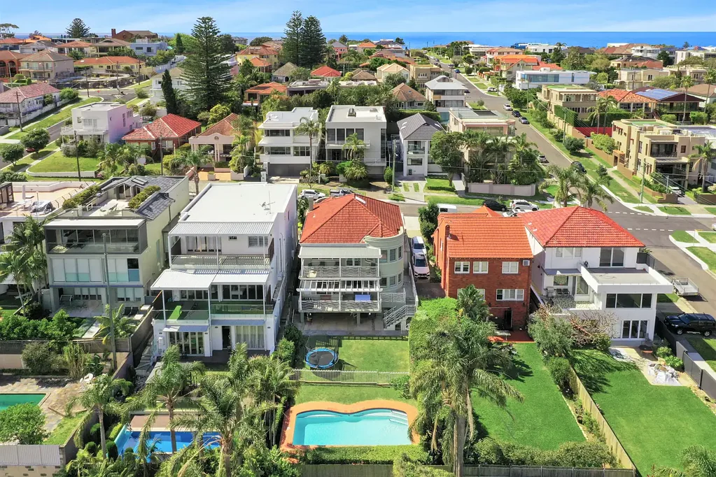 Generous Family Haven with Iconic Harbour Views