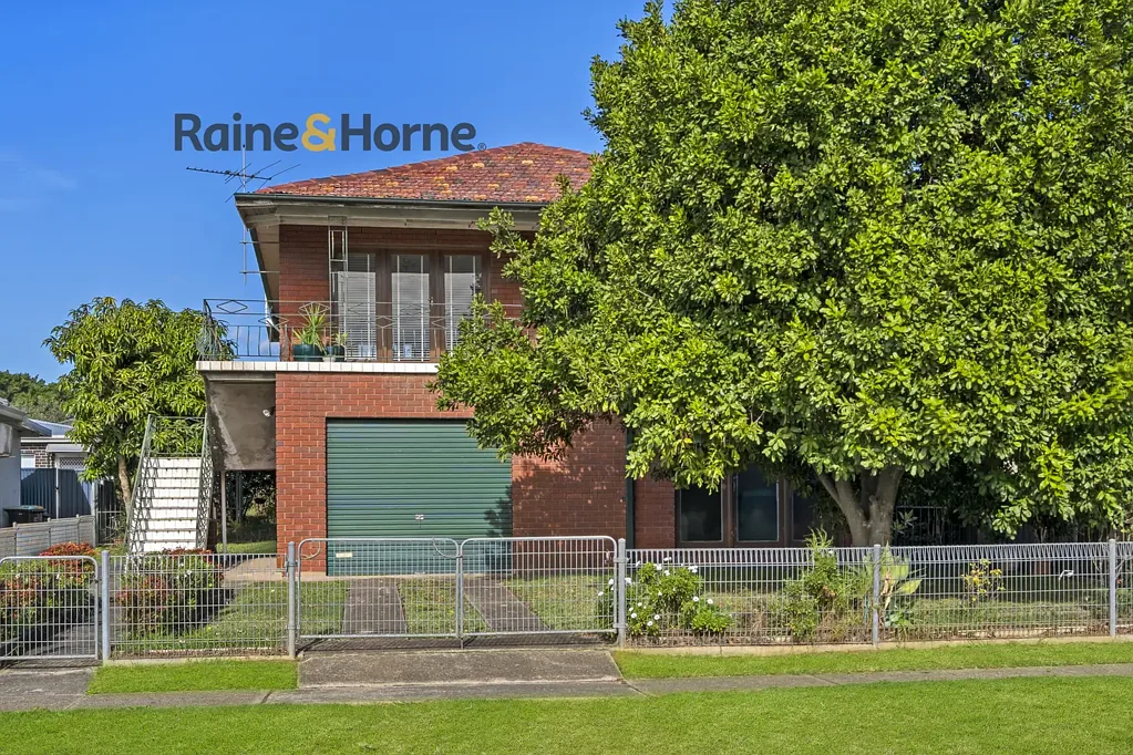 Liverpool 5 Slaapkamer Spacious Double-Brick Home with Flexible Living on Approx. 589m² | R3 Zoned