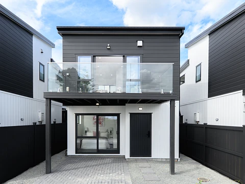 Blockhouse Bay 2房  Freehold, Free Standing First Home in The Bay