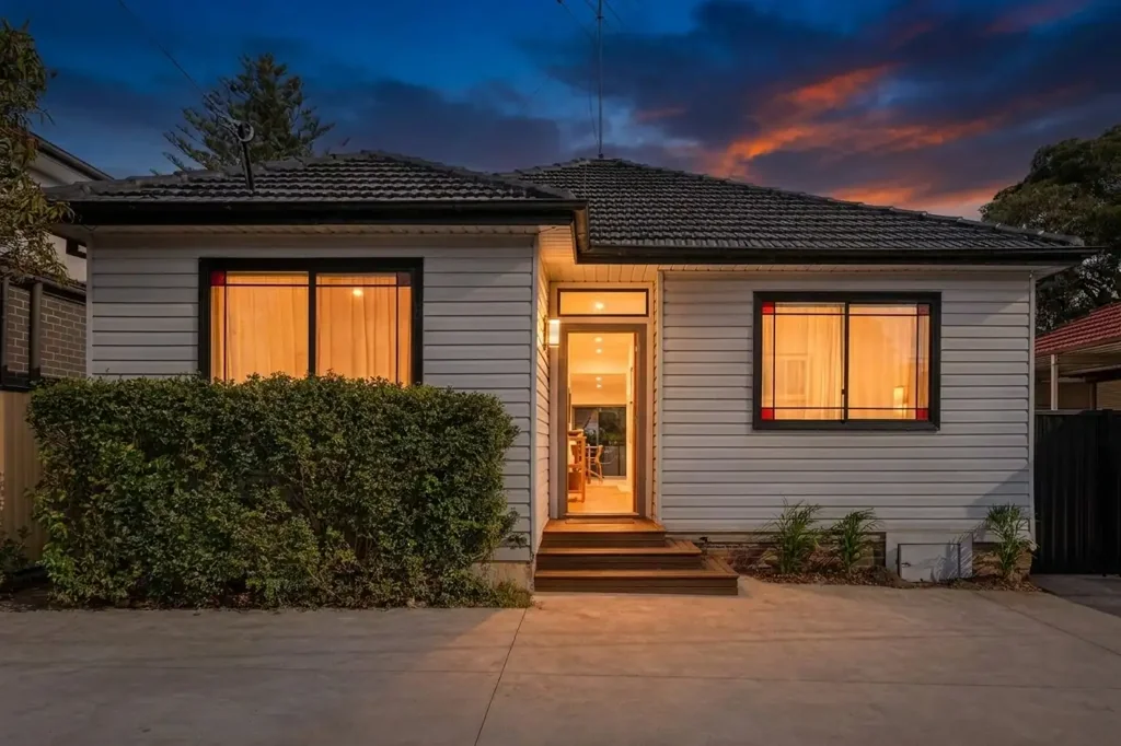 Pagewood 4部屋 Beautifully Renovated Family Haven with an Enchanting Backyard Oasis