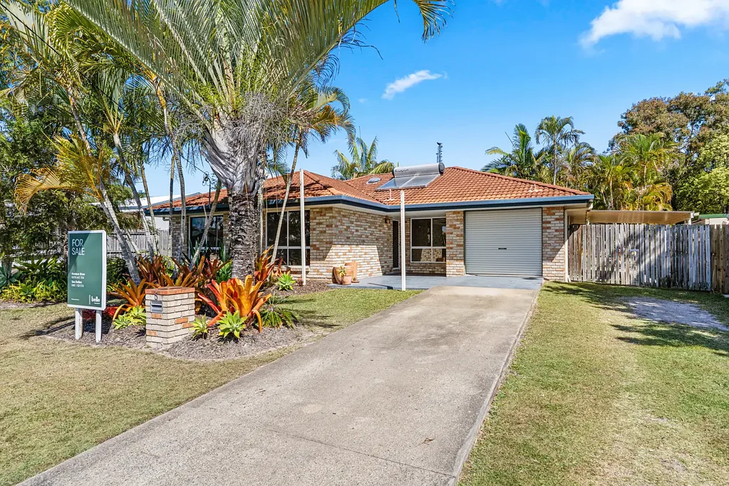 Urangan 5 Slaapkamer 5 Debra Court Coastal Comfort - offering two low-set brick homes