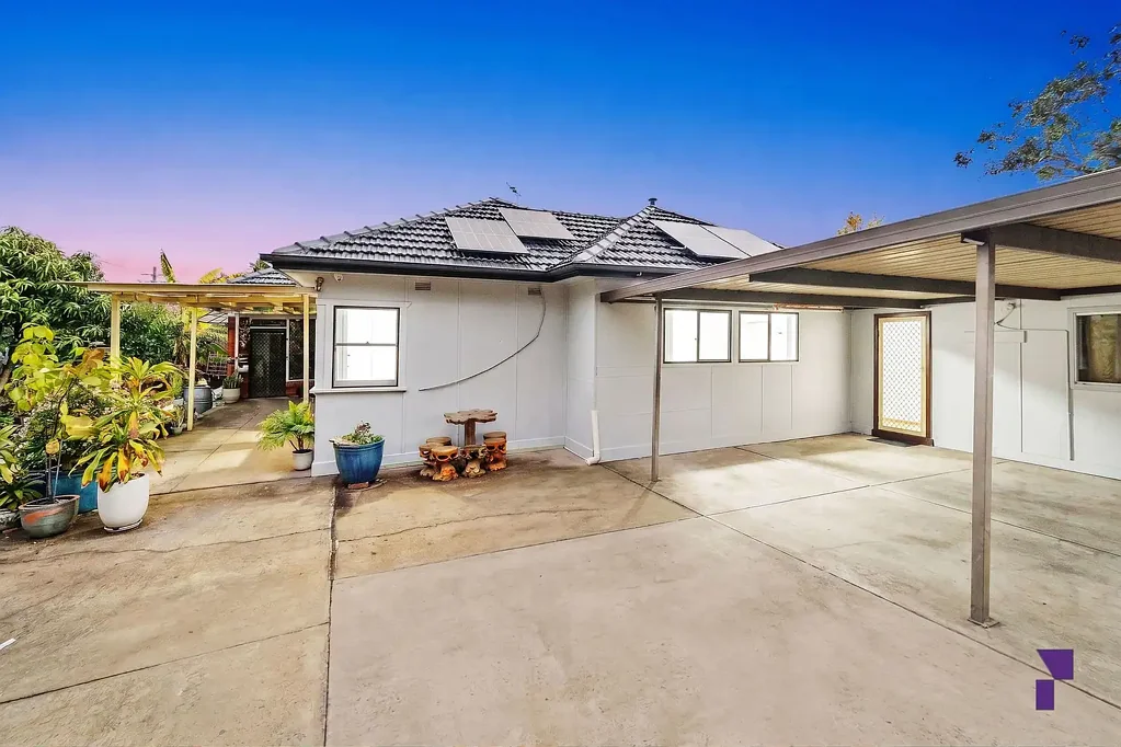 Bankstown 5 Slaapkamer Corner block, North-facing family home and retreat set on a 518sqm block