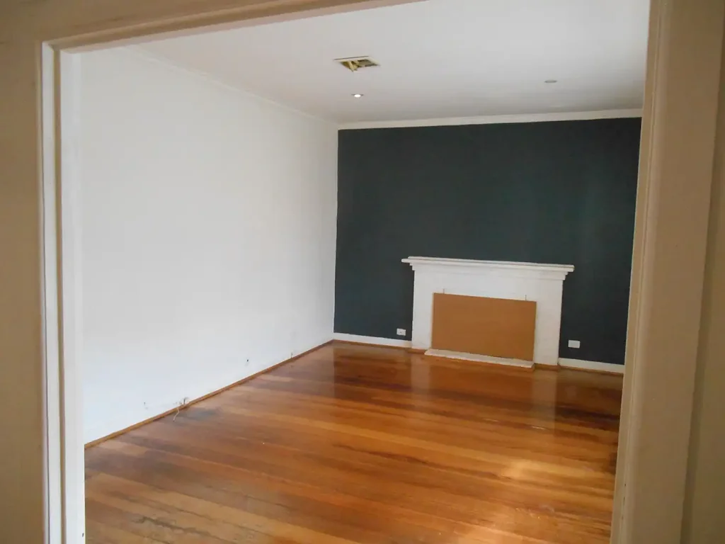 Location, Location! 4 Bedrooms in the middle of Springvale central.