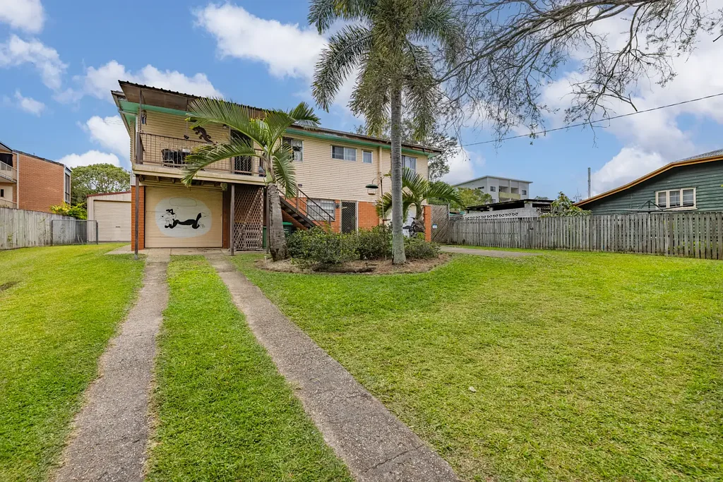 Caboolture 3房 黄金机会：占地1,418平方米的巨大地块，拥有开发或翻新潜力！ Goldmine Opportunity: Massive 1,418m² Block with Development or Renovation Potential!