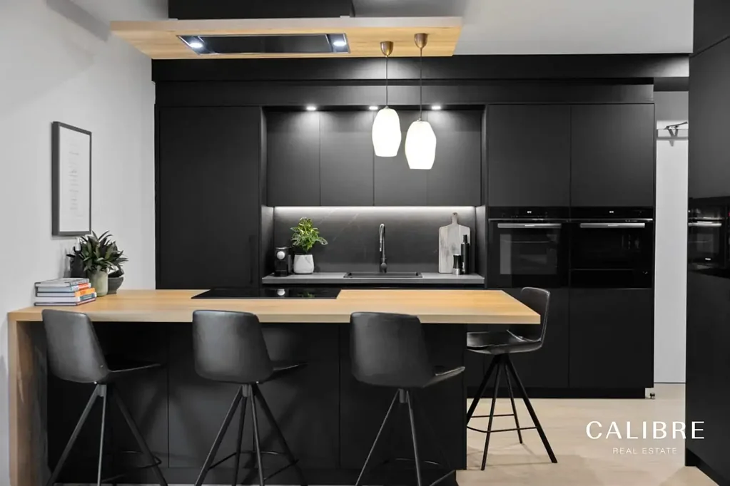 Luxury Ground-Floor Apartment with Expansive Courtyard Living
