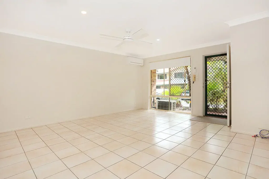 Coombabah 3कमरा PRICE SLASHED.AMAZING VALUE! Fresh, Modern & Move‑In Ready — Renovated Corner Gem in Pine Ridge Close