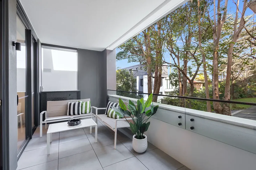 Neutral Bay 3房 全新豪华设计 高端装修宁静蓝带地段 人字形木地板 石质台面厨房 宽敞双人卧室 主套房独立卫浴 两个宁静露台 北向阳光水平电梯 Sophisticated Living, offering contemporary luxury