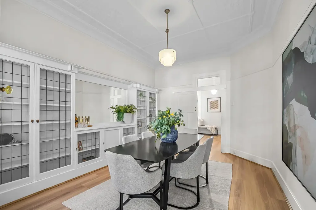 Darling Point 3कमरा ‘Craigievar’ Gracious Apartment With Garden Outlooks, Level Access & Garage In Elite Harbourside Locale
