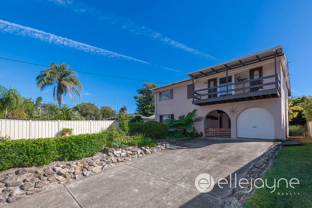 Windermere Park 4 Bedroom Elevated Family Living Moments from Lake Macquarie