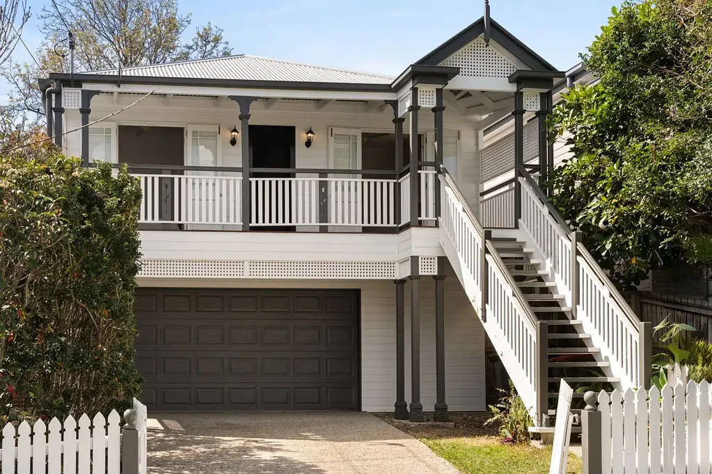 Camp Hill 4房 Camp Hill 大道上的现代昆士兰风格住宅 Contemporary Queenslander in Camp Hill avenues