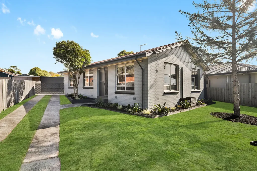 Frankston North 3房 三卧住宅 装饰艺术风格 现代生活融合 抛光地板 时代特色 厨房视野 客厅阳光 充足储物 三卧自然光 中央浴室超大淋浴 户外带顶棚露台 安全围栏庭院 停车位 Art Deco Gem in popular Frankston Location