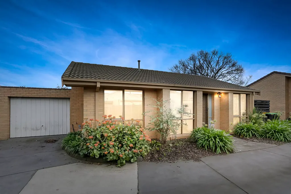 Low maintenance, excellent location!