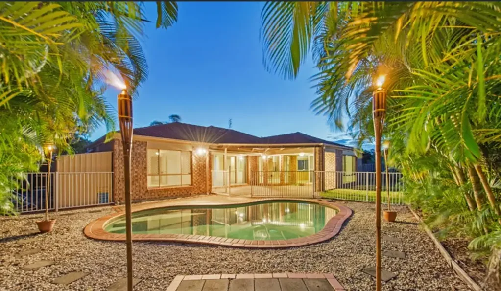 LARGE FAMILY HOME WITH POOL